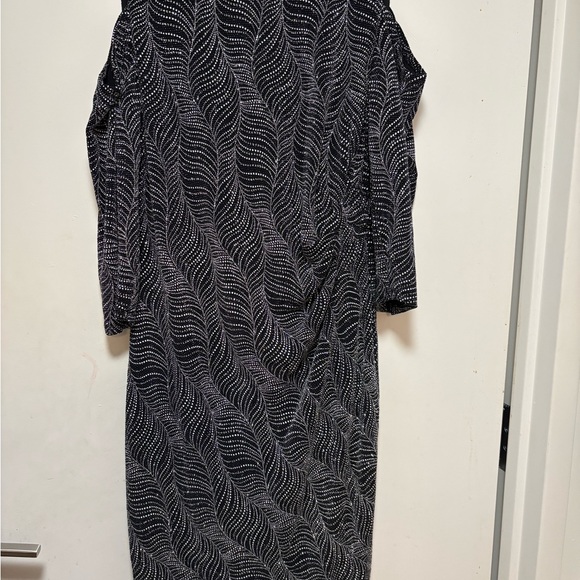 Elegant Black and White Long Sleeve Dress - Picture 1 of 4